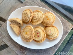 Pastel Mama Yam: Puas Ngemil Pastel Pastry Isi Ragout dan Lotus Biscoff yang Melimpah