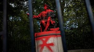 Duh, Patung Christopher Columbus di London Bersimbah Cat Merah