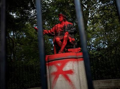 Duh, Patung Christopher Columbus di London Bersimbah Cat Merah