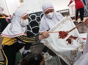 Siswa SD di Pekalongan Diajari Membatik