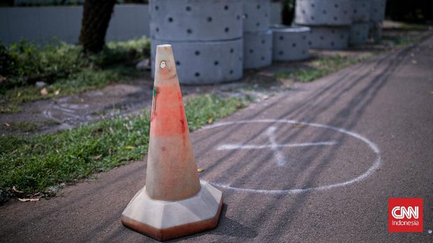 Pekerja saat menyelesaikan pembuatan sumur resapan di kawasan Kebayoran Baru, Jakarta, Rabu (13/102021). Dinas Sumber Daya Air (SDA) DKI Jakarta sudah mengerjakan 6.230 titik sumur resapan dari target 22.292 titik pada tahun 2021 yang bertujuan untuk mengurangi titik genangan saat musim hujan. (CNN Indonesia/Adi Maulana Ibrahim)
