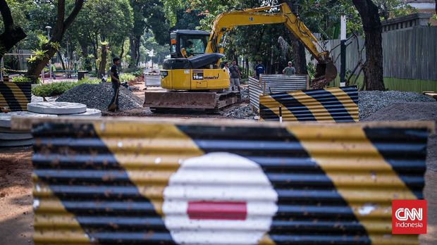 Pekerja saat menyelesaikan pembuatan sumur resapan di kawasan Kebayoran Baru, Jakarta, Rabu (13/102021). Dinas Sumber Daya Air (SDA) DKI Jakarta sudah mengerjakan 6.230 titik sumur resapan dari target 22.292 titik pada tahun 2021 yang bertujuan untuk mengurangi titik genangan saat musim hujan. (CNN Indonesia/Adi Maulana Ibrahim)