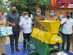 Bantu Petani di Sumut, Anggota DPR Salurkan Bantuan Alat Kerok Jagung