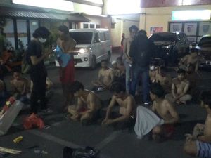 Polisi Bekuk 16 Pria Hendak Tawuran di Makassar, Ketapel-Batu Disita Polisi Bekuk 16 Pria Hendak Tawuran di Makassar, Ketapel-Batu Disita