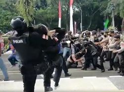 Jabar Hari Ini: Teras Cihampelas Mati Suri-Polisi Smackdown Mahasiswa Ditahan
