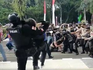 Mahasiswa Cilegon Kutuk Polisi Smackdown: #PolriTegasHumanis Bullshit Mahasiswa Cilegon Kutuk Polisi Smackdown: #PolriTegasHumanis Bullshit