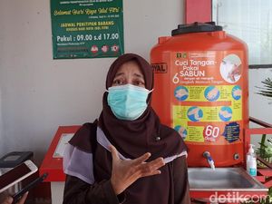 Keluarga Saiful Mahdi Sujud Syukur Usai Jokowi Teken Keppres Amnesti