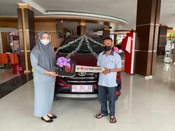 Pria di Makassar Akhirnya Terima Mobil Rp 270 Juta yang Dibeli Pakai Koin