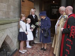 Kali Pertama Ratu Elizabeth II Pakai Tongkat Jalan di Acara Publik