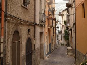 Bangunan Klasik Italia Identik Warna Coklat dan Krem, Ternyata Ini Alasannya!