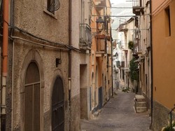 Bangunan Klasik Italia Identik Warna Coklat dan Krem, Ternyata Ini Alasannya!