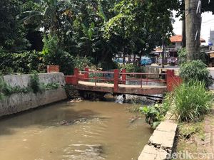 Sampah di Saluran Tanah Baru Depok Sudah Menghilang Pagi Ini Sampah di Saluran Tanah Baru Depok Sudah Menghilang Pagi Ini