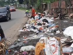 Jorok! Sampah Berserakan di Pinggir Jalan Jambi hingga Timbulkan Bau Busuk