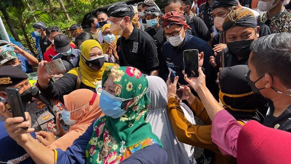 Kedatangan Sandiaga langsung disambut meriah oleh warga. Bahkan sebagian dari warga meminta untuk foto bersama dengan Menteri Pariwisata dan Ekonomi Kreatif tersebut. Kedatangan Sandiaga langsung disambut meriah oleh warga. Bahkan sebagian dari warga meminta untuk foto bersama dengan Menteri Pariwisata dan Ekonomi Kreatif tersebut.