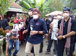Beri  Alat Batik, Sandiaga Harap Ekonomi Berkelanjutan di Desa Wisata Banyumas