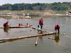 Aparat Tertibkan 333 Keramba Jaring Apung di Waduk Jatigede