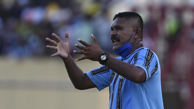 Pelatih kepala Tim Papua Eduard Ivakdalam memberikan instruksi kepada pemainnya saat pertandingan babak enam besar Sepak Bola putra PON Papua di Stadion Mandala, Kota Jayapura, Papua, Minggu (10/10/2021). Tim Papua menang atas tim Sumatera Utara dengan skor 2-0.ANTARA FOTO/Nova Wahyudi/wsj.
