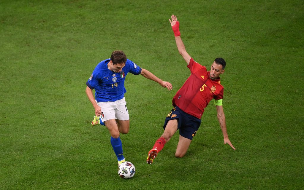 MILAN, ITALY - OCTOBER 06: Federico Chiesa of Italy is challenged by Sergio Busquets of Spain during the UEFA Nations League 2021 Semi-final match between Italy and Spain at San Siro Stadium on October 06, 2021 in Milan, Italy. (Photo by Marco Bertorello - Pool/Getty Images)