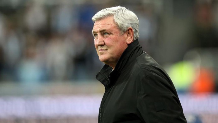 NEWCASTLE UPON TYNE, ENGLAND - SEPTEMBER 17: Steve Bruce, Manager of Newcastle United  looks on during the Premier League match between Newcastle United and Leeds United at St. James Park on September 17, 2021 in Newcastle upon Tyne, England. (Photo by Ian MacNicol/Getty Images)