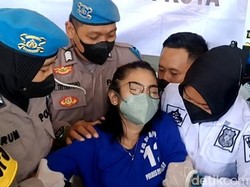 Wanita Ini Malah Semaput Saat Rilis Kasus Penggelapan Belasan Mobil