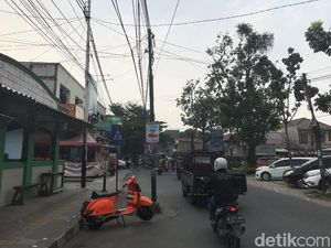 Duh! Kok Pencabutan Tiang Makan Jalan di Ciputat Belum Lanjut Lagi?