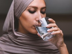 Tips Minum Air Putih saat Sahur Biar Nggak Dehidrasi dan Haus Seharian