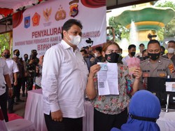Airlangga Salurkan Bantuan Rp 1,2 Juta untuk PKL dan Warung di NTB
