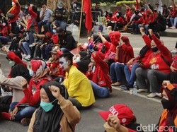 Desak Omnibus Law Dicabut, Buruh Gelar Demo di Depan Gedung Sate