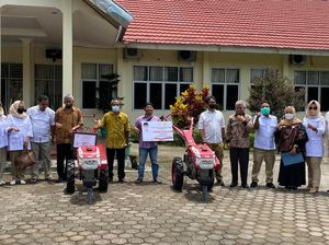Andre Rosiade Serahkan 5 Traktor Tangan untuk Kelompok Tani di Sumbar
