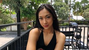 Anindita Hidayat Saat Asyik Minum Es Kopi dan Santai di Kafe London