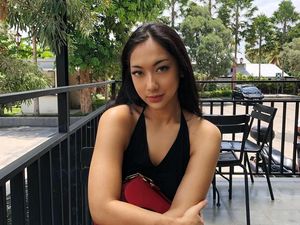 Anindita Hidayat Saat Asyik Minum Es Kopi dan Santai di Kafe London