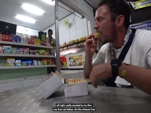 Pertama Kali Nyicip Roti Bakar Bandung, Bule Amerika Ini Langsung Ketagihan Pertama Kali Nyicip Roti Bakar Bandung, Bule Amerika Ini Langsung Ketagihan