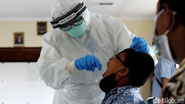 Cegah Corona Saat PTM, Pelajar di Kota Solo Jalani Swab PCR Acak
