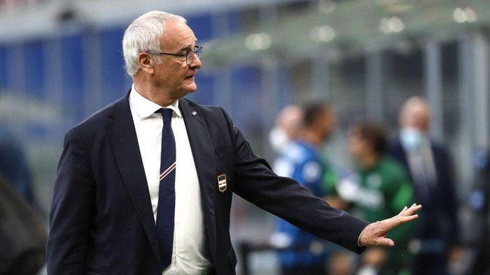 MILAN, ITALY - MAY 08: UC Sampdoria coach Claudio Ranieri gestures at the end of the Serie A match between FC Internazionale  and UC Sampdoria at Stadio Giuseppe Meazza on May 08, 2021 in Milan, Italy. Sporting stadiums around Italy remain under strict restrictions due to the Coronavirus Pandemic as Government social distancing laws prohibit fans inside venues resulting in games being played behind closed doors. (Photo by Marco Luzzani/Getty Images)