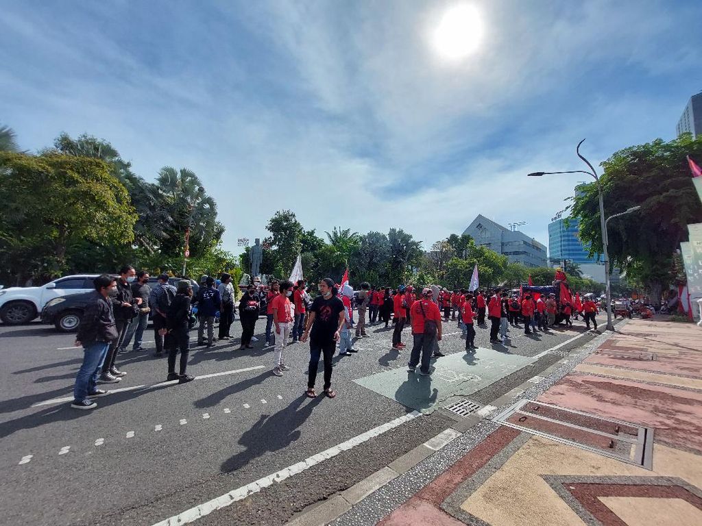 Demo Mahasiswa-Buruh di Depan Grahadi Sempat Bikin Lalin Tersendat Demo Mahasiswa-Buruh di Depan Grahadi Sempat Bikin Lalin Tersendat