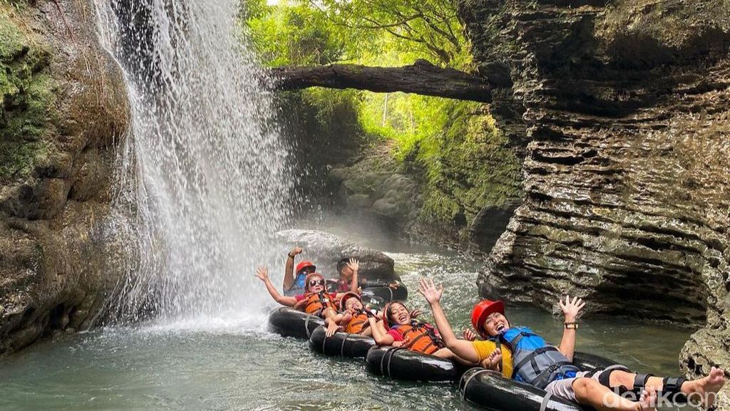 Foto: Seru-seruan River Tubing di Pangandaran, Berani Tidak?