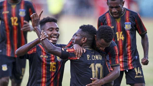 Pesepak bola Papua Ricky Ricardo Cawor (10) melakukan selebrasi bersama rekan setimnya usai membobol gawang tim Aceh pada babak final Sepak Bola Putra PON Papua di Stadion Mandala, Kota Jayapura, Papua, Kamis (14/10/2021). Kedudukan sementara 2-0 untuk tim sepak bola Papua. ANTARA FOTO/Zabur Karuru/wsj.