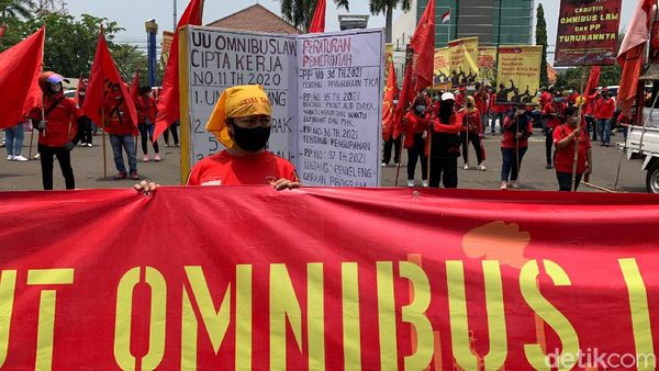 Geruduk Pemkab Karawang, Buruh Minta Omnibus Law Dicabut