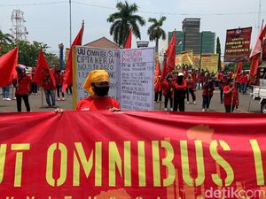 Geruduk Pemkab Karawang, Buruh Minta Omnibus Law Dicabut