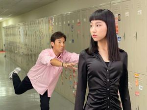 Penyanyi Cantik Ini Disebut Netizen Punya Wajah Mirip Boneka Maut Squid Game