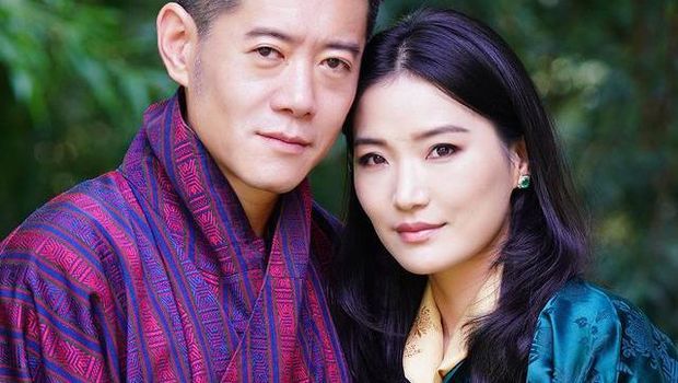 Raja Jigme Khesar dan Ratu Jetsun Pema merayakan ulang tahun pernikahan mereka yang ke 10. Yuk intip potret bahagia mereka!