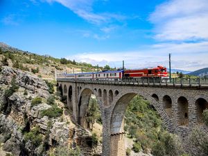 Dan Terjadi Lagi, Turis Jatuh Saat Selfie di Jembatan SkyFall James Bond