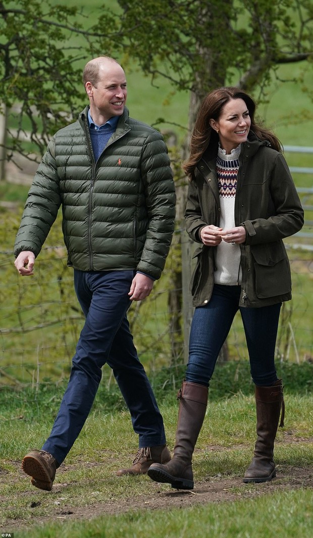 Kate Middleton dan Pangeran William mengunjungi peternakan