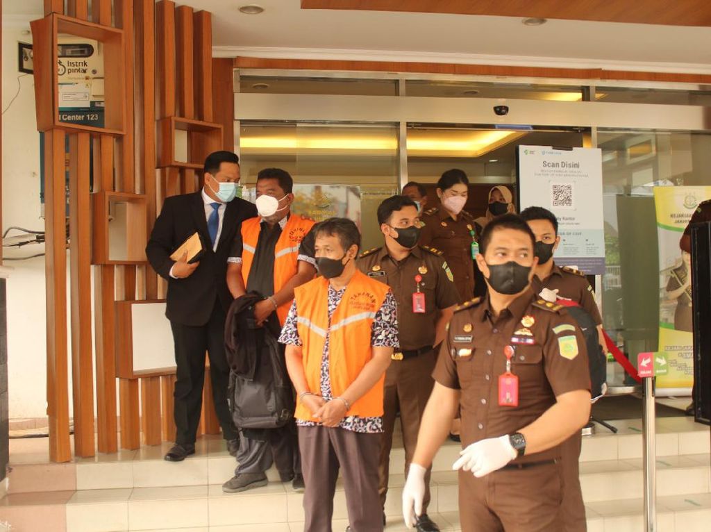 Kejari Jakbar Tahan Eks Kepala SMKN 53 Terkait Korupsi Dana BOS Kejari Jakbar Tahan Eks Kepala SMKN 53 Terkait Korupsi Dana BOS