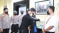Momen Polisi Minta Maaf-Peluk Pendemo Mahasiswa yang Dibanting