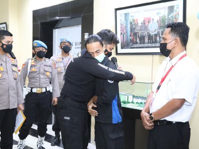 Momen Polisi Minta Maaf-Peluk Pendemo Mahasiswa yang Dibanting