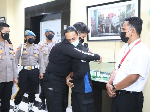 Momen Polisi Minta Maaf-Peluk Pendemo Mahasiswa yang Dibanting