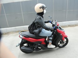 Lady Bikers Merapat Yuk, Begini Caranya Pakai Standar Tengah Motor