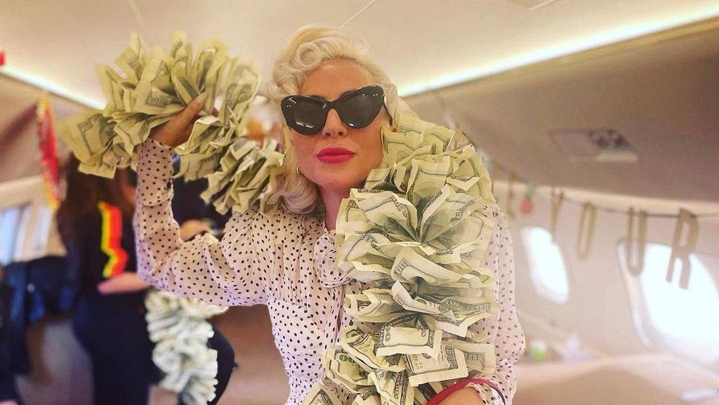 Tajir! Lady Gaga Pamer Foto Pakai Syal Uang