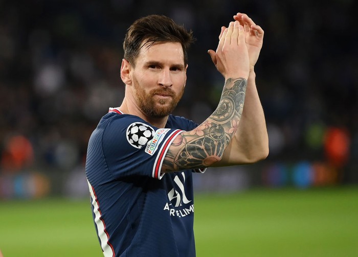 PARIS, FRANCE - SEPTEMBER 28: Lionel Messi of Paris Saint-Germain applauds the fans following victory in the UEFA Champions League group A match between Paris Saint-Germain and Manchester City at Parc des Princes on September 28, 2021 in Paris, France. (Photo by Matthias Hangst/Getty Images)